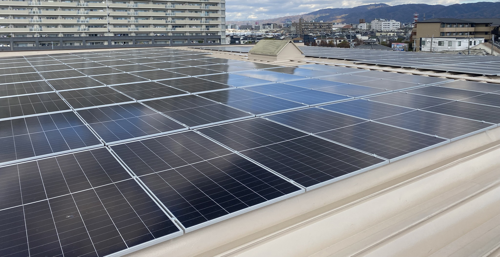 工場屋上にソーラーパネル設置、太陽光発電を開始しました